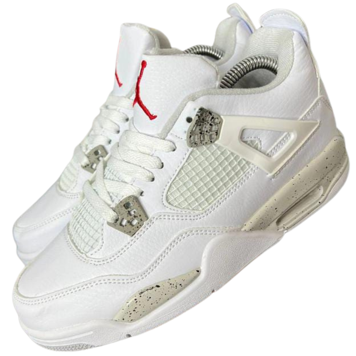 Comprar Zapatillas Nike Jordan Retro 4 Mujer. ¿Estás buscando dónde comprar Zapatillas Nike Jordan Retro 4 Mujer? En Onlineshoppingcenterg, tenemos la colección perfecta para que disfrutes de la icónica Jordan Retro 4 en su máxima expresión. Este modelo no solo es una pieza de moda, sino también un calzado que ofrece calidad, comodidad y estilo únicos. A continuación, te contamos por qué las Jordan Retro 4 Mujer son una excelente elección y cómo encontrar el modelo perfecto para ti.  ¿Por Qué Comprar Zapatillas Nike Jordan Retro 4 Mujer? Las Jordan Retro 4 combinan diseño, durabilidad y confort. Son ideales para actividades diarias y también para quienes buscan un estilo urbano y actual. Su estructura de alta calidad, con materiales como el cuero y malla, hace que sean un calzado resistente y con estilo. Además, cuentan con un sistema de amortiguación Air Jordan 4 Retro AJ4, ofreciendo soporte y comodidad en cada paso.  Modelos Populares de Jordan Retro 4 Algunos de los modelos más buscados incluyen:  Jordan Retro 4 Black Cat: De diseño completamente negro, es perfecto para un estilo versátil. Jordan Retro 4 Thunder: Con colores impactantes que destacan en cualquier lugar. Jordan 4 Pure Money: Ideal para quienes buscan un toque exclusivo y llamativo. Cada modelo tiene su propio carácter, permitiéndote elegir el que mejor se adapte a tu personalidad y preferencias de estilo.  Características Principales de las Zapatillas Nike Jordan Retro 4 Mujer 1. Diseño Atemporal y Robusto El diseño de las Jordan Air 4 Retro destaca por su estructura robusta y sus materiales de primera calidad. Combinan cuero y paneles de malla que les dan una estética única y moderna, ideal tanto para atuendos deportivos como casuales.